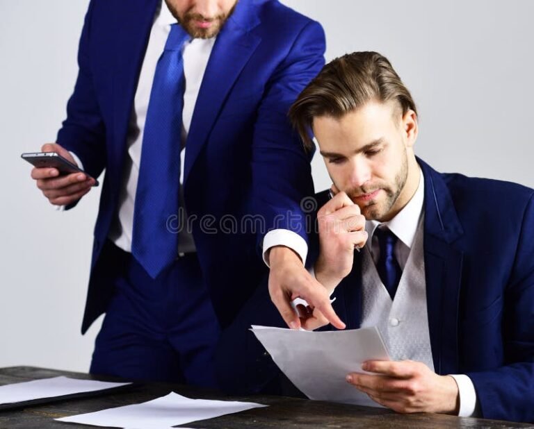 employe discutant avec avocat au bureau 1