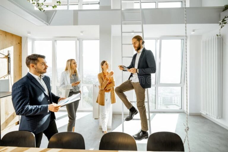 Comment gérer un arrêt maladie pendant ses congés payés en entreprise 3 employe discutant avec manager en bureau lumineux