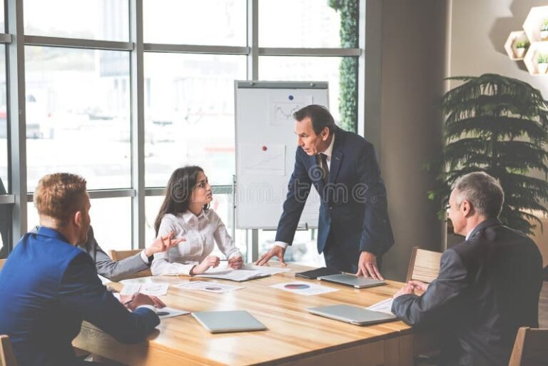 employe discutant avec son employeur au bureau