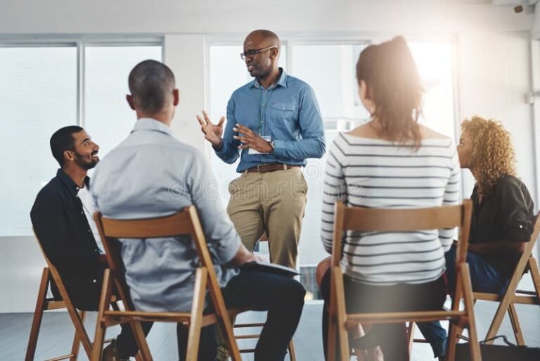 Quelle Est La Procédure À Suivre En Cas De Faute Grave Au Travail 1 employe discutant avec son manager en bureau