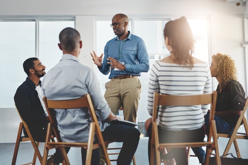 Quelle Est La Procédure À Suivre En Cas De Faute Grave Au Travail 2 employe discutant avec son manager en bureau