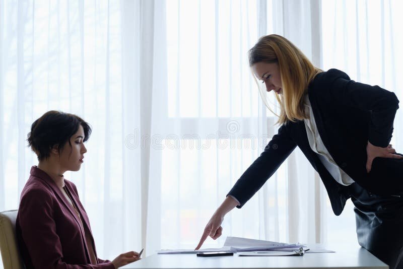 Comment Contester Efficacement Une Sanction Disciplinaire Au Travail 2 employe discutant calmement avec un superieur