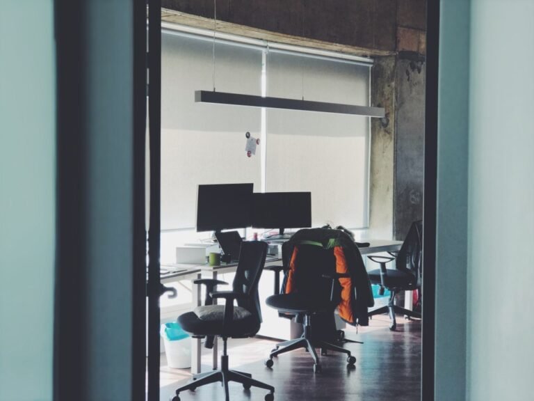 employe quittant brusquement son bureau vide