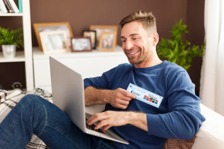 employe recevant un cheque cadeau colore