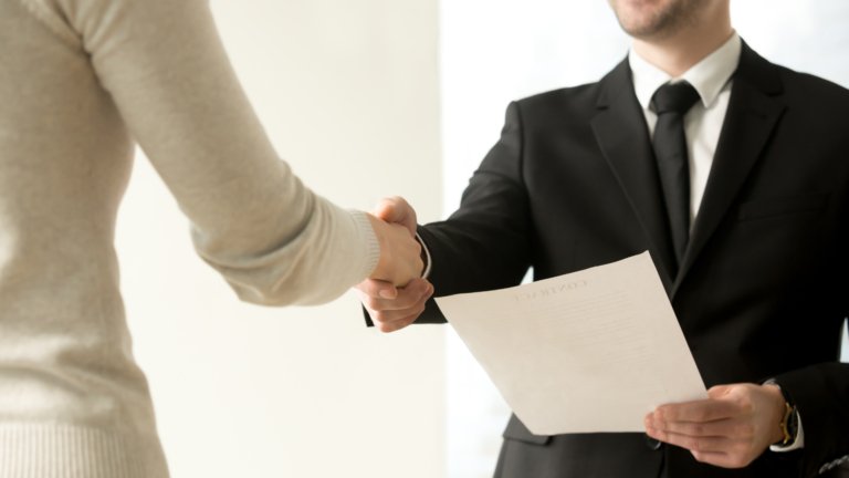 Comment Fonctionne La Rupture Conventionnelle Du CDI Pour Bénéficier Du Chômage 6 employe signant rupture conventionnelle avec employeur 1