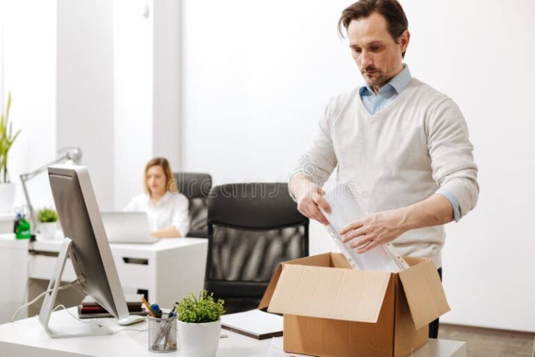 employe triste quittant son bureau vide