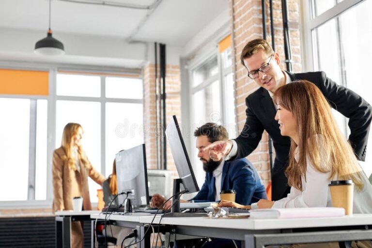 employeur discutant avec salarie en bureau moderne