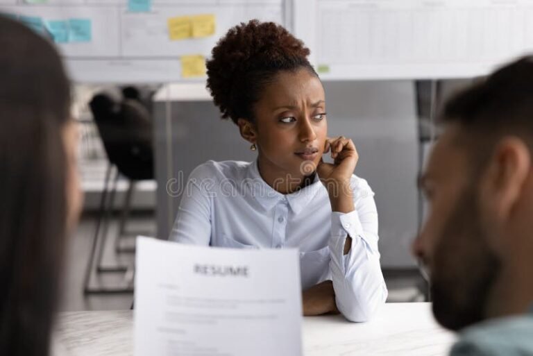Un Employeur Peut-Il Imposer Des Congés Sans Accord Du Salarié 10 employeur discutant avec salarie preoccupe au bureau 2