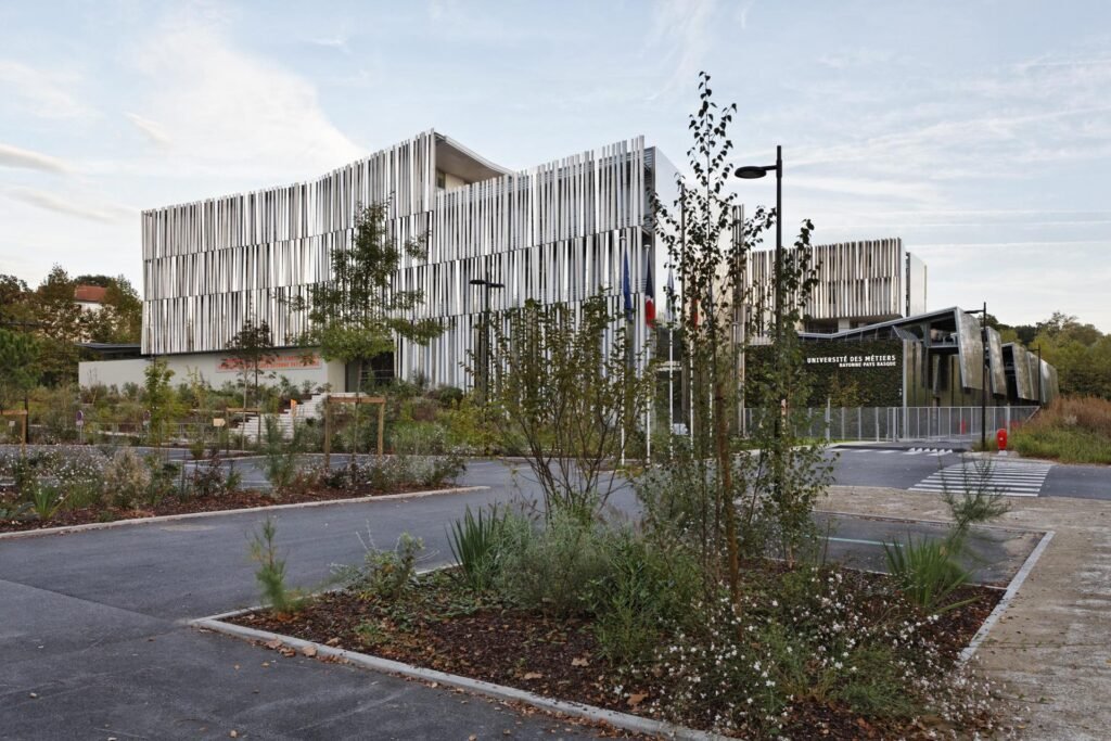 facade moderne dune chambre des metiers
