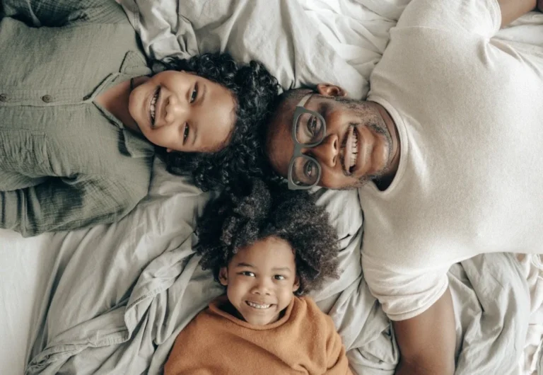 famille heureuse avec nounou a domicile