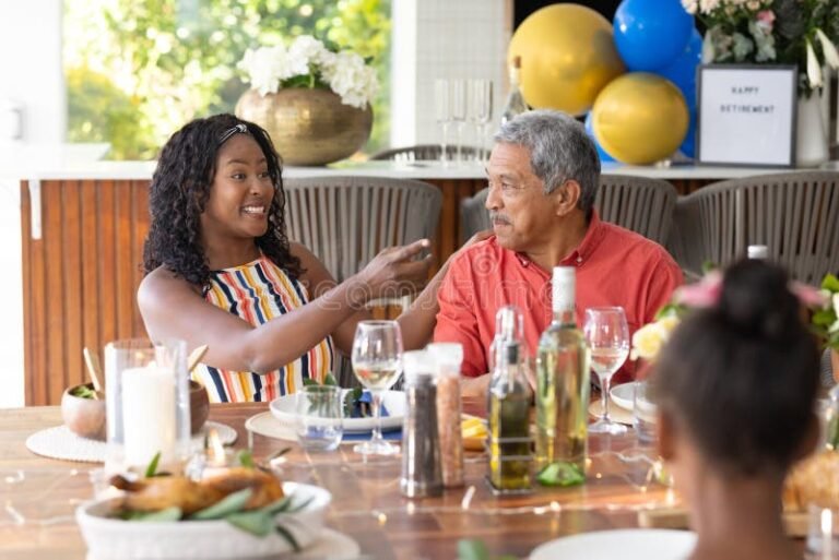 Comment Sortir D’une Indivision Sans Conflit Ni Procédure 43 famille souriante discutant paisiblement autour table 1