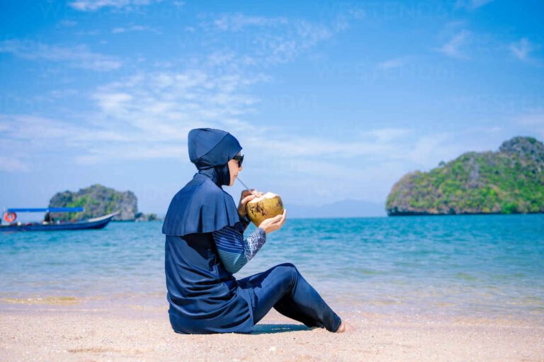 femme en burkini sur plage ensoleillee