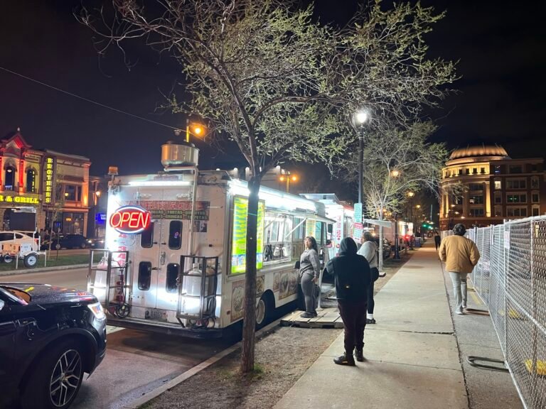 food truck stationne devant mairie urbaine