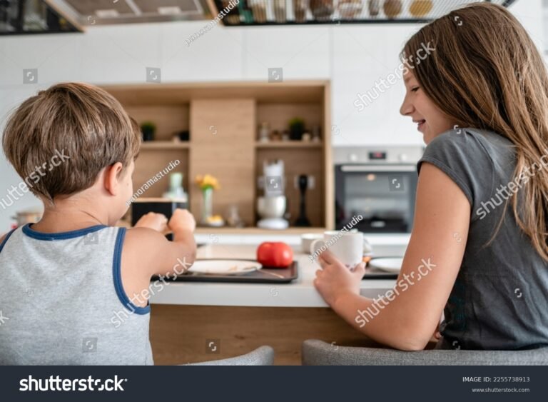 Comment Résoudre Un Problème De Succession Entre Frère Et Sœur 30 freres et soeurs discutant autour dune table