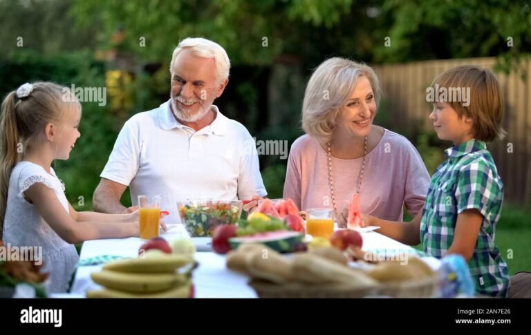 grand parents visitant des petits enfants joyeux