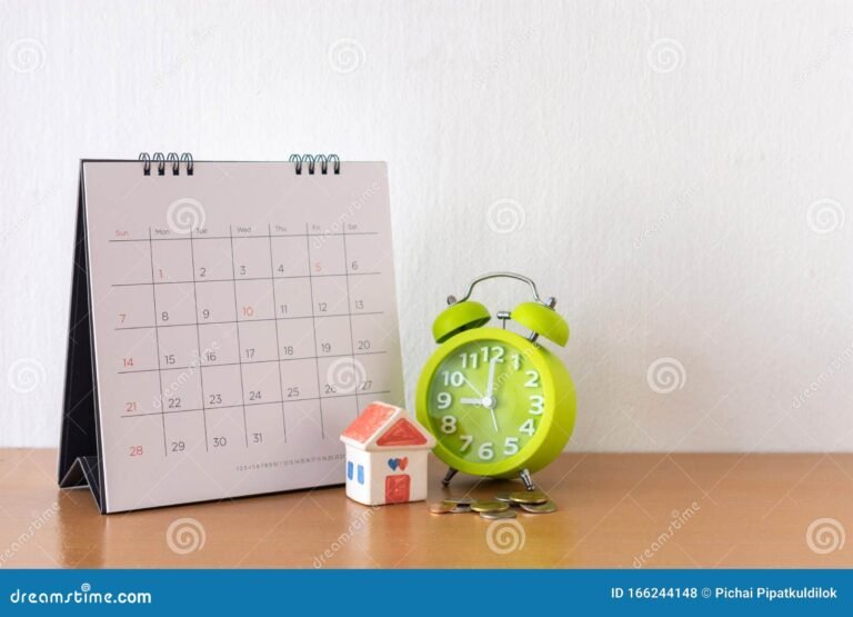 horloge avec calendrier et maison en arriere plan