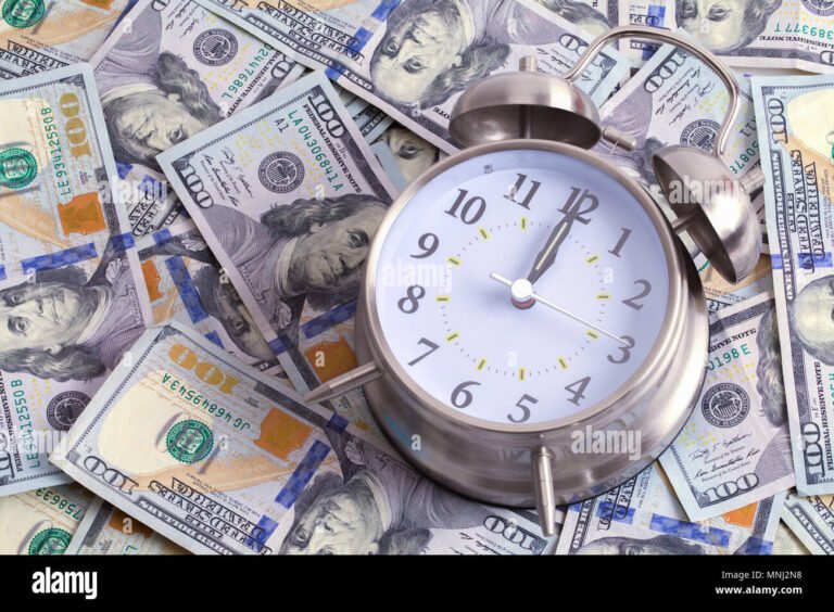 horloge et billets de banque superposes
