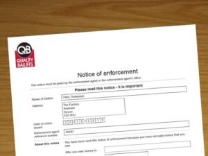 huissier remettant un avis de paiement