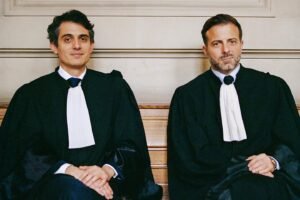 jeune avocat en robe devant tribunal parisien