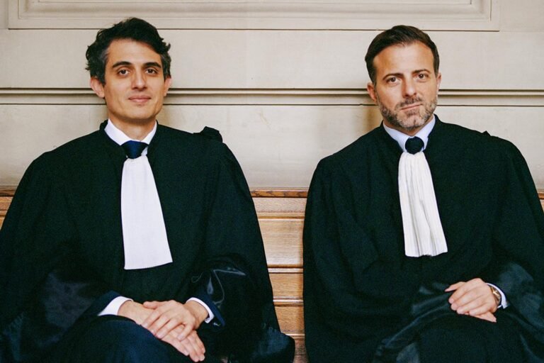 jeune avocat en robe devant tribunal parisien