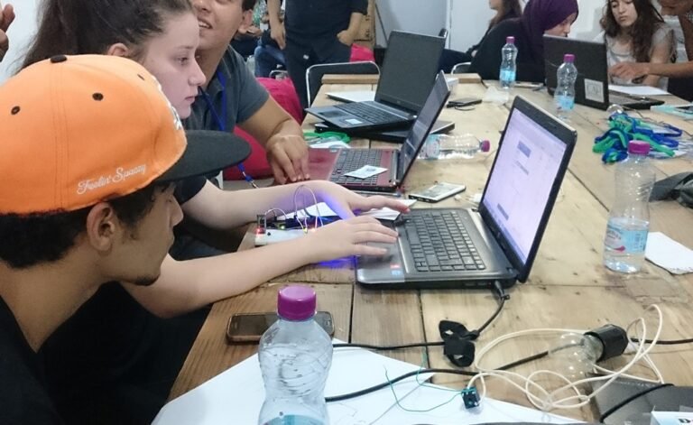 jeune entrepreneur algerien travaillant sur ordinateur