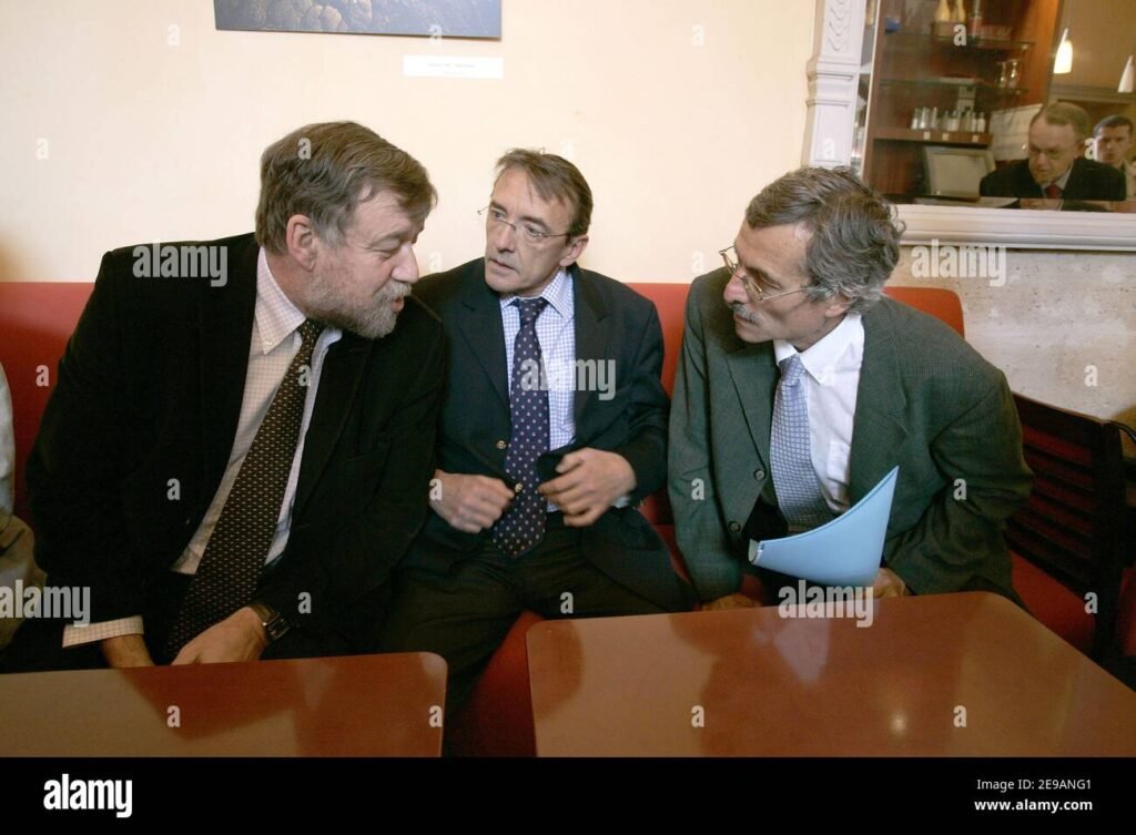 juges et avocats discutant de la loi francaise