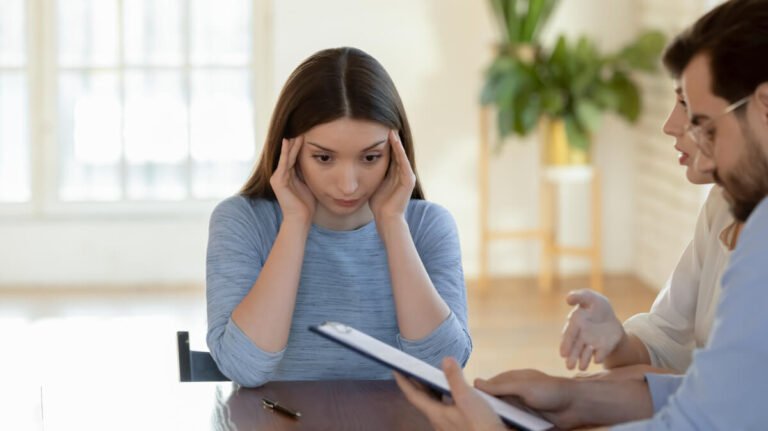 Que Faire Si Mon Propriétaire Ne Me Donne Pas Le Décompte Des Charges 8 locataire inquiet discutant avec proprietaire absent