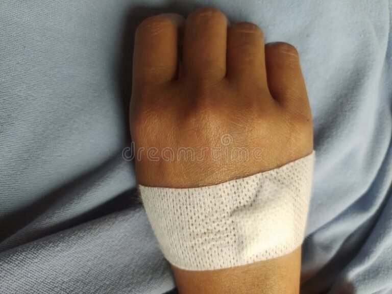 main avec bandage et documents medicaux