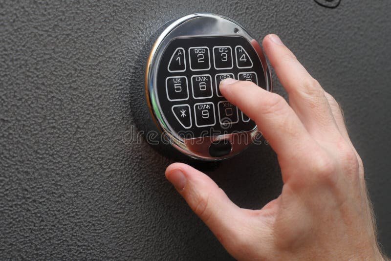 Comment ouvrir et gérer un compte courant pour une société efficacement 2 main ouvrant un coffre fort dentreprise moderne