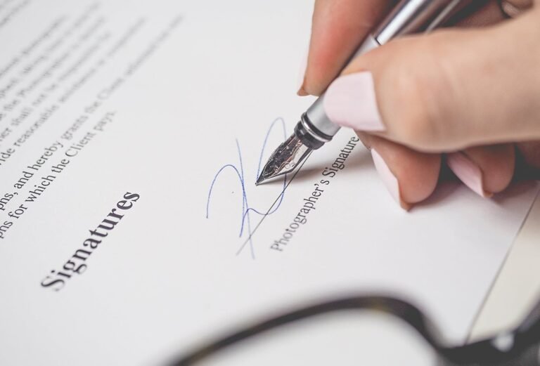 main signant un contrat de cession parts sociales 1