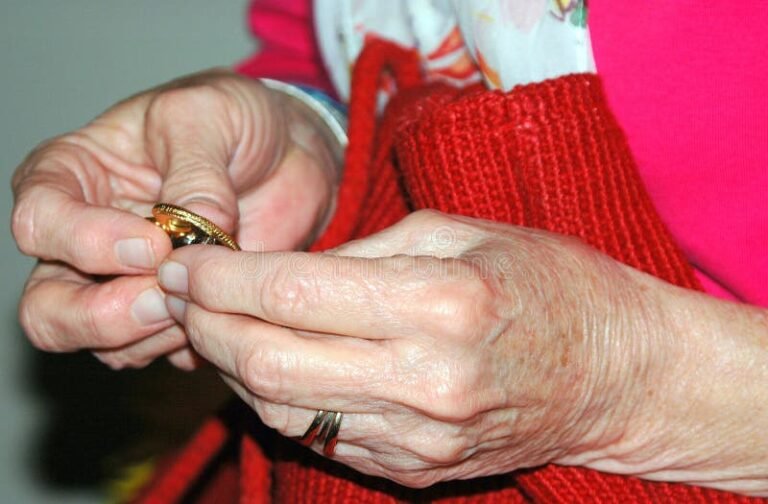 main tenant un heritage symbolique lumineux 1