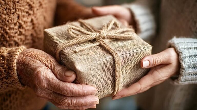 Quels Sont Les Frais De Succession Pour Un Frère Ou Une Sœur 41 main tenant une boite cadeau symbolisant heritage