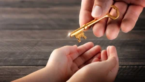 main tenant une cle symbolisant lusufruit