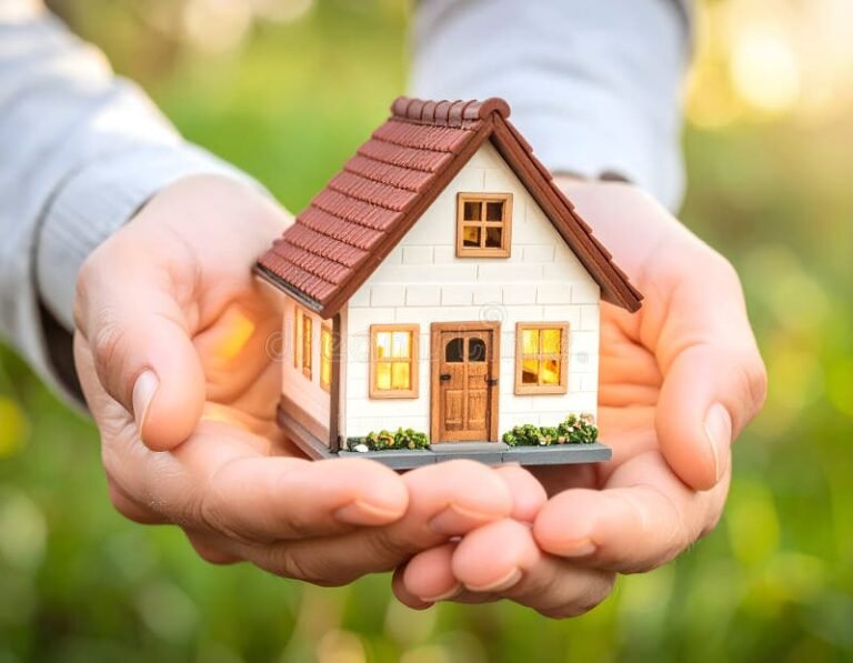 main tenant une maison miniature protectrice