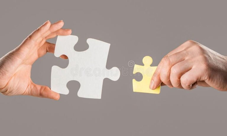 main tendue avec piece de puzzle banque judiciaire