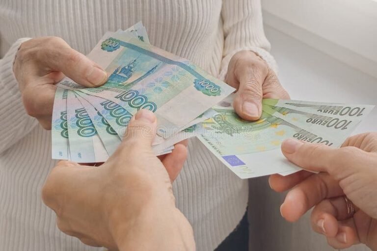 main tendue echangeant une facture impayee