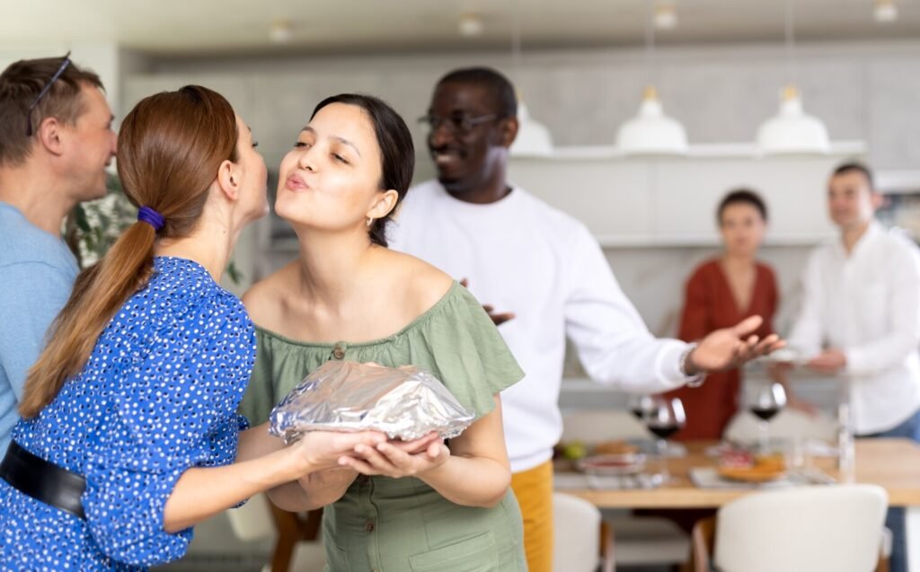 Comment Embaucher Un Salarié Étranger Hors UE En France 2 main tendue entre deux personnes de cultures differentes