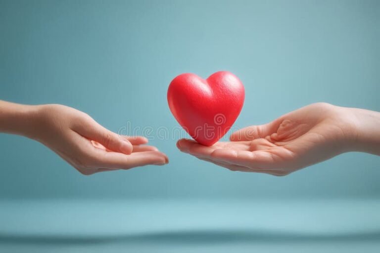 main tendue offrant un cadeau symbolique