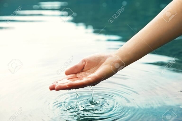 main versant de leau avec goutte