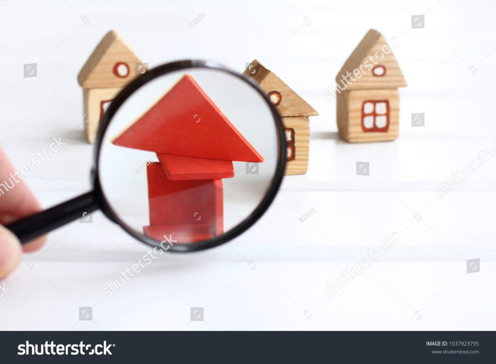 Comment Se Défendre Efficacement Contre Une Accusation De Vice Caché Maison 2 maison avec loupe inspectant fond cache