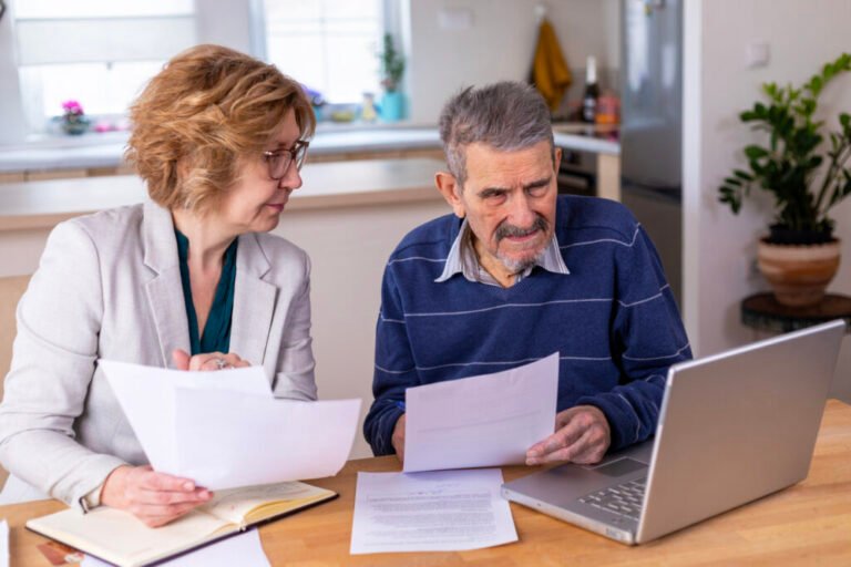Quels Sont Les Honoraire Du Notaire Pour Une Succession En France 19 notaire discutant avec famille autour de documents