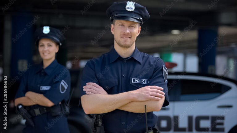 officier de police en uniforme devant commissariat