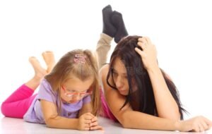 parent triste avec enfant separe visuellement distincts