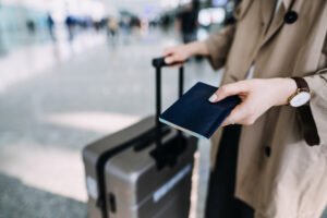 passeport et valise devant un bureau dimmigration