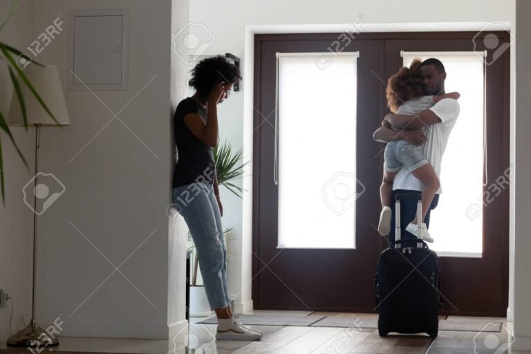 pere triste devant porte fermee enfant