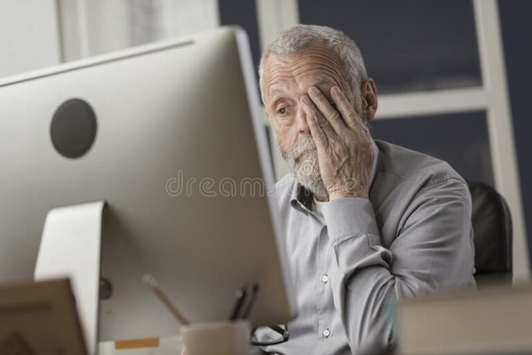 personne agee reflechissant devant calculatrice et documents