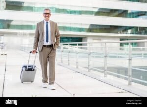 personne avec valise et panneau nouvelle entreprise