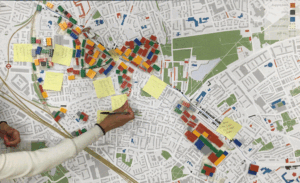 personne consultant un plan de ville urbain