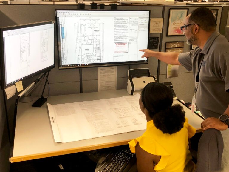 Qui Peut Déposer Un Permis De Construire : Quelles Sont Les Conditions 2 personne deposant un permis de construire dossier