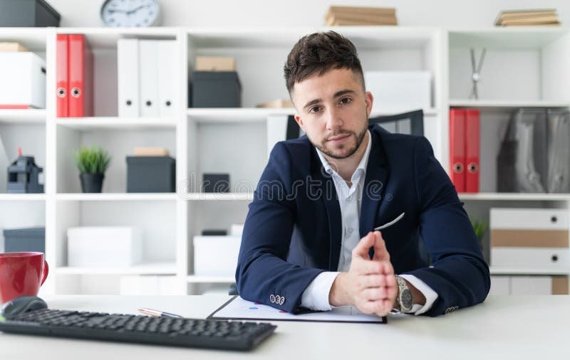 personne devant un bureau avec documents et ordinateur